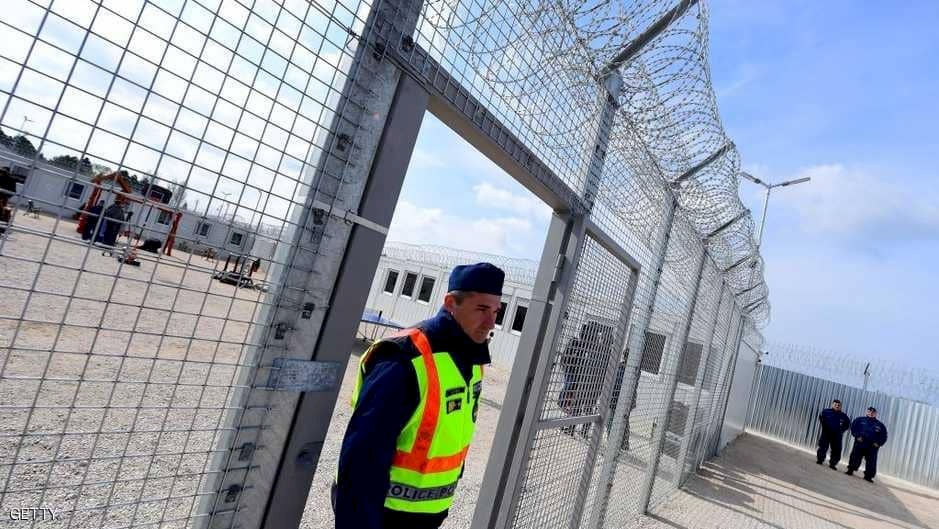 في دولة أوروبية.. مساعدة اللاجئين جريمة عقوبتها السجن