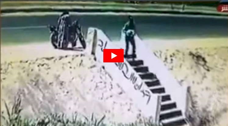 شاهد/ في بلد عربي.. رجل وسيدة يلقيان رضيعا أمام مسجد