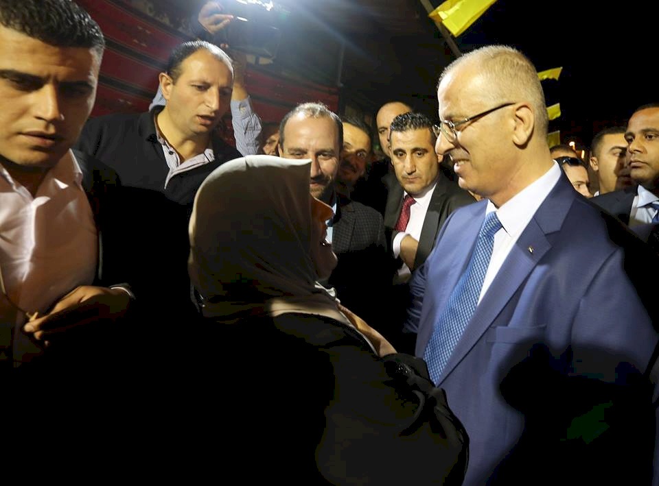الحمد الله يؤكد ضرورة اسناد عائلات الشهداء والاسرى