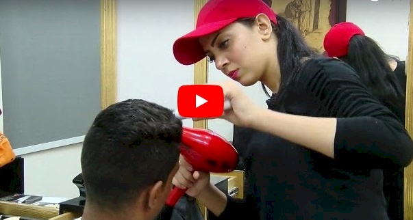 شاهد/ أول فتاة عربية تحلق شعر الرجال