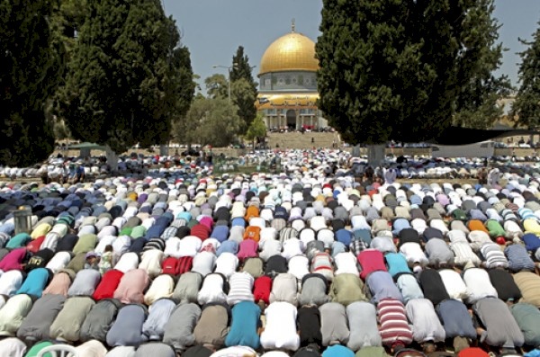 250 ألف مصلٍ أدوا صلاة الجمعة الثالثة من رمضان في رحاب الأقصى