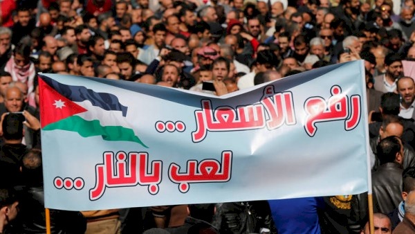 رئيس وزراء الأردن يرفض سحب مشروع قانون للضرائب