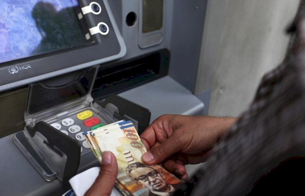 المالية تعلن موعد صرف رواتب الموظفين