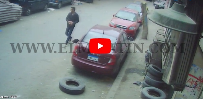 شاهد/ كاميرات المراقبة ترصد لحظة إلقاء قاتل لضحيته !