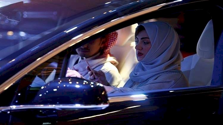 أول إمرأة سعودية تحصل على رخصة سياقة نسائية