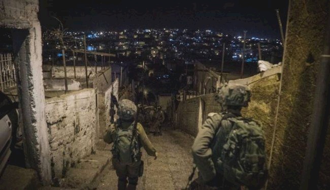 اعتقال صحفية وشقيق شهيد.. 8 معتقلين من الضفة فجرًا