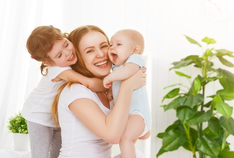 كيف تواجهين غيرة طفلك الأول من مولودك الجديد؟