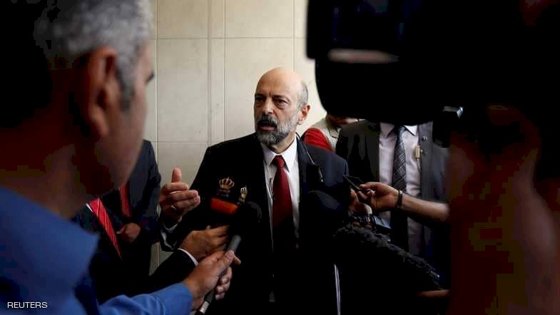 الرزاز يتعهد بسحب قانون الضرائب