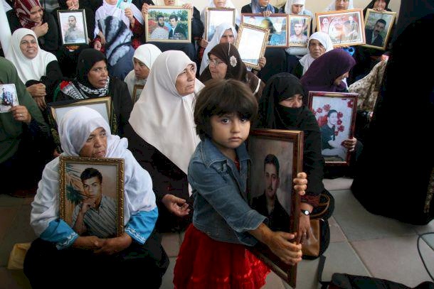 الحكومة: لن نتخلى عن اسرانا وشهدائنا