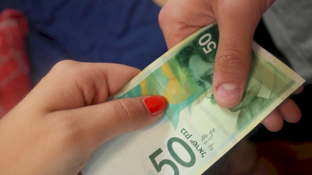 كيف تعاملت البنوك مع رواتب الموظفين العموميين المُقترضين؟