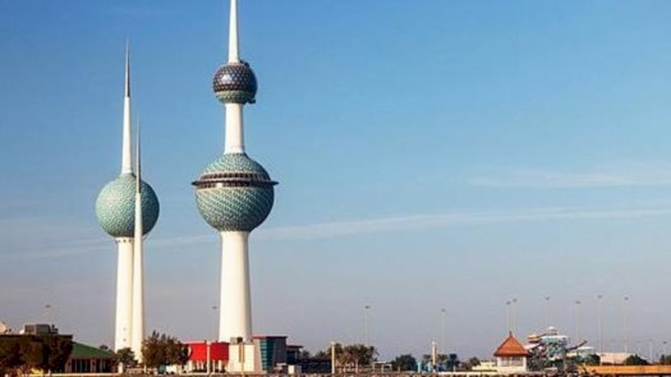 رفع أذان "محرف" يثير ضجة في الكويت.. وتوقيف حارس