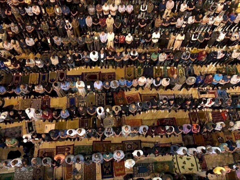مئات الآلاف يحيون ليلة القدر بالأقصى
