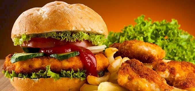 قلة نومك تجعلك تتناول الوجبات السريعة ليلا