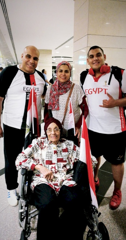 أم المشجعين.. مصرية عمرها 80 "تطير" إلى روسيا!