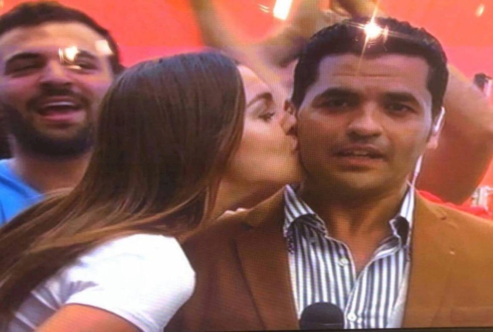 التلفزيون المصري يرفض عقاب مذيع قبّلته حسناء روسية على الهواء!