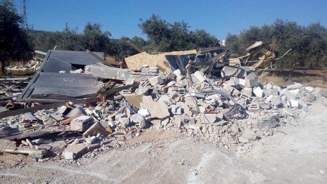الاحتلال يهدم منزلًا في قرية قلنديا