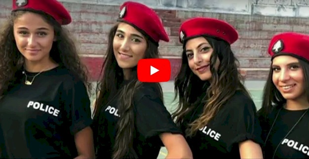 شاهد/ جدل حول فتيات بلباس قصير ضمن شرطة المرور في بلد عربي