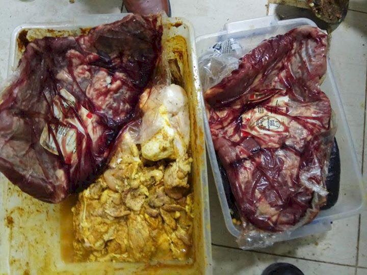 بالصور/ هذا ما عُثر عليه في أحد مطاعم الضفة