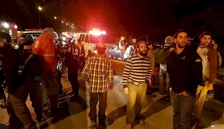 مستوطنون يهاجمون مواطنين في الخليل 