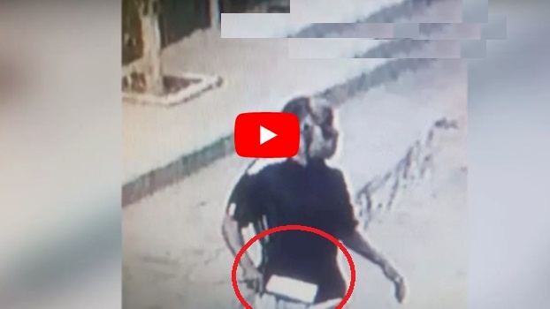 شاهد/ وحش عربي يلاحق الأطفال بساطور !
