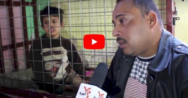 شاهد/ قصة الطفل الذي وضعته عائلته في قفص حديدي