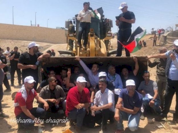 جرافات الاحتلال تداهم الخان الاحمر والمواطنون يتصدون لها، والمواجهات مستمرة