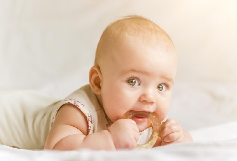 لماذا لم تظهر أسنان طفلي؟