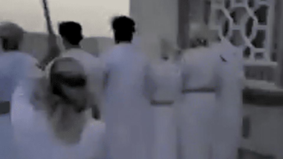 شاب يطلق النار خلف مصلين في عمان