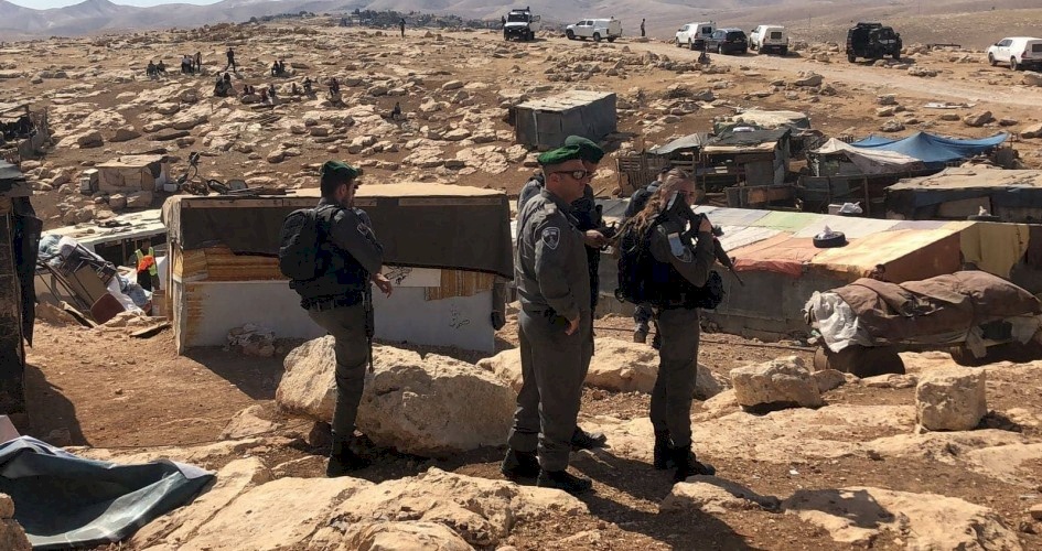 الاحتلال يحاصر الخان الأحمر ويبدأ بهدم البيوت وتهجير السكان