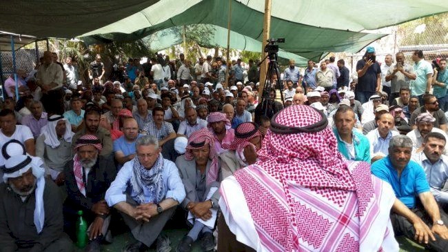 المئات يؤدون صلاة الجمعة في الخان الأحمر