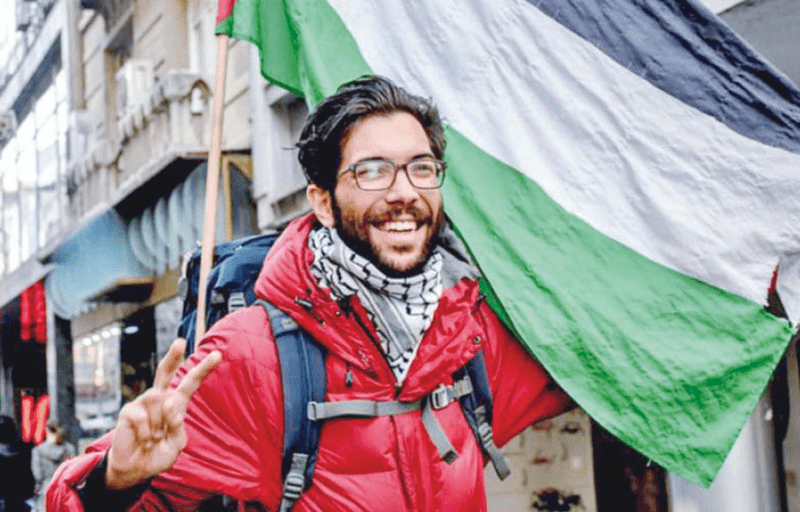 منح الناشط السويدي لادرا الجنسية الفلسطينية