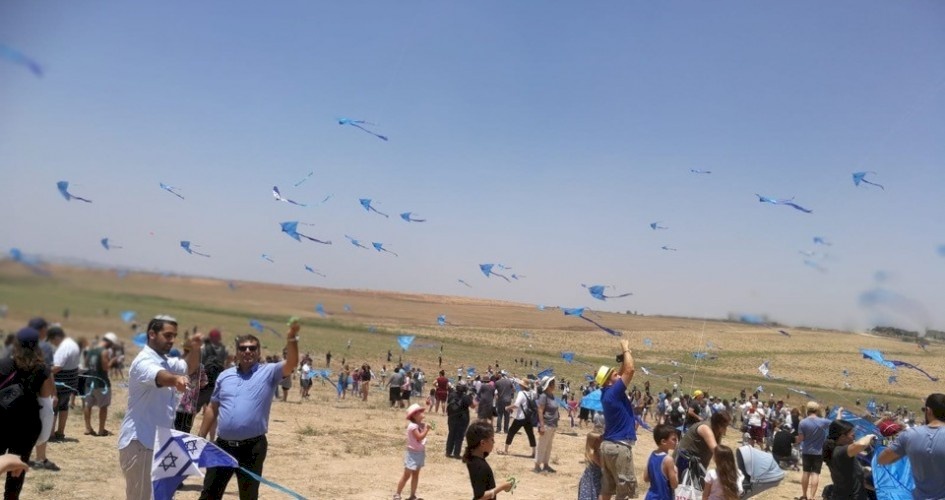 اسرائيليون يتظاهرون قرب غزة