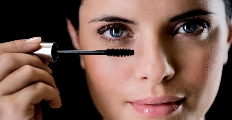 عليكِ تغيير الماسكارا بعد هذه المدة وإلا تأذت عيناك