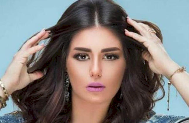 هل تجاوزت منة فضالي الخطوط الحمراء في هذه الصور؟