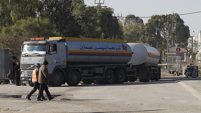 إسرائيل تُغلق معبر كرم أبو سالم وتقلص مساحة الصيد