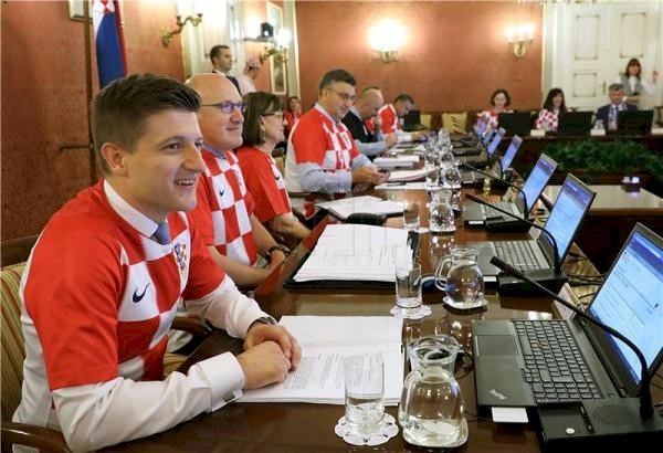 الحكومة الكرواتية تجتمع بقميص المنتخب