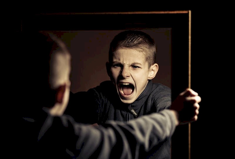 في سن المراهقة.. من وراء عصبية المراهق؟