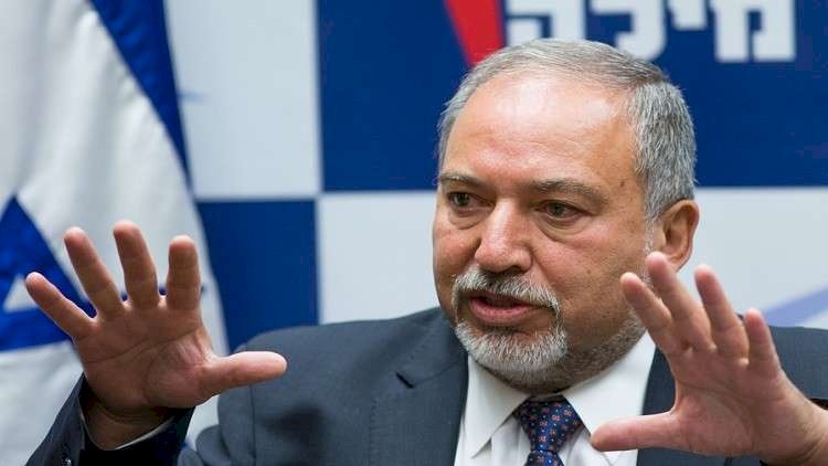ليبرمان : "خرجنا مثل الخرقة" امام حماس وحولنا لهم المال والوقود مجبرين