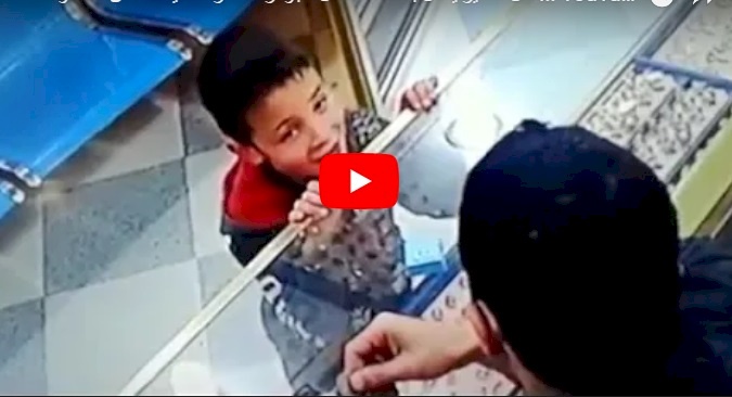 فيديو/ طفل يدخل بحصالته لمحل مجوهرات لشراء هدية لأمه لن تصدقوا ما حدث