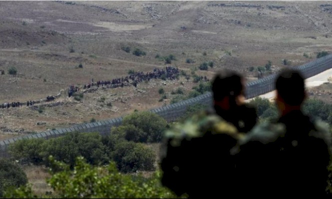 عشرات السوريين يقتربون من السياج الحدودي قرب القنيطرة