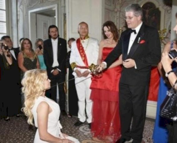  كشف هوية "الأمير" الذي نصب على باميلا اندرسون