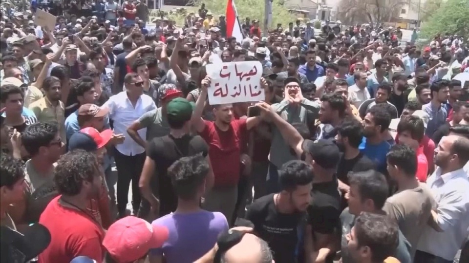 احتجاجات العراق في يومها الحادي عشر.. 8 قتلى و60 مصابا