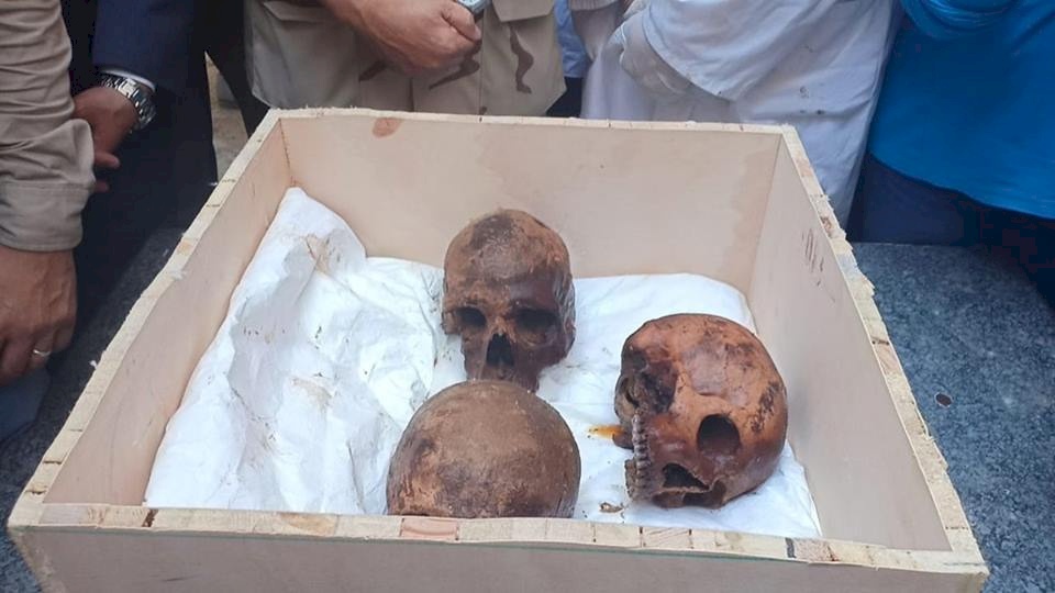 فتح التابوت الغامض في مصر.. وهذا ما وجدوه بداخله