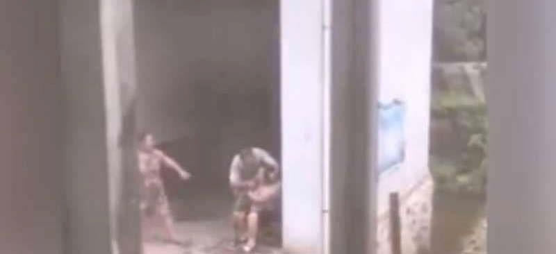جريمة تدمي القلوب ..دفاعا عن زوجته .. رجل بجبر أمه على أكل العشب