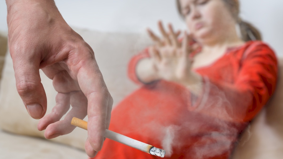 التدخين السلبي يهدد حياة عشرات آلاف الحوامل وأطفالهن