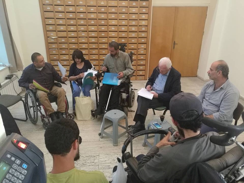صور/ الأحمد يستمع لمطالب ذوي الاحتياجات الخاصة المعتصمين في مقر التشريعي.
