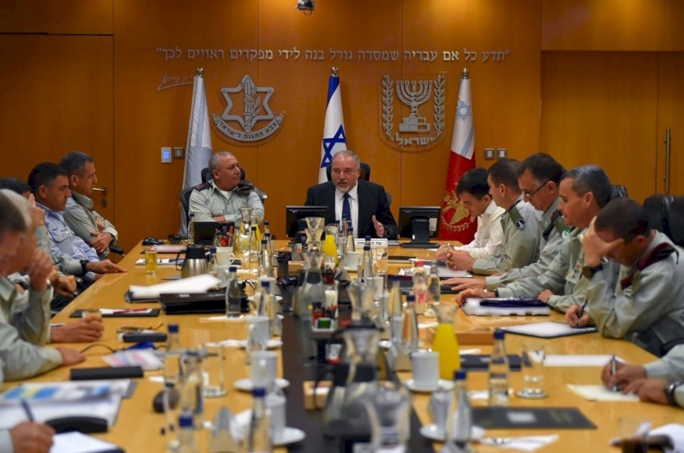 تفاصيل اجتماع ليبرمان مع جنرالات الجيش بشأن غزة