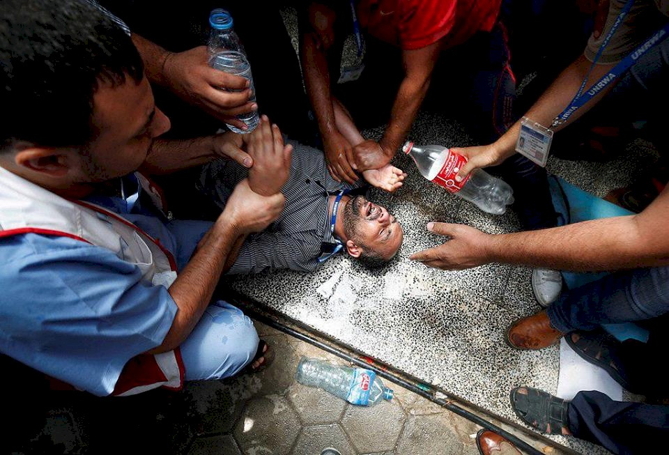 بعد فصلهم.. فقدوا الوعي وحاولوا حرق أنفسهم