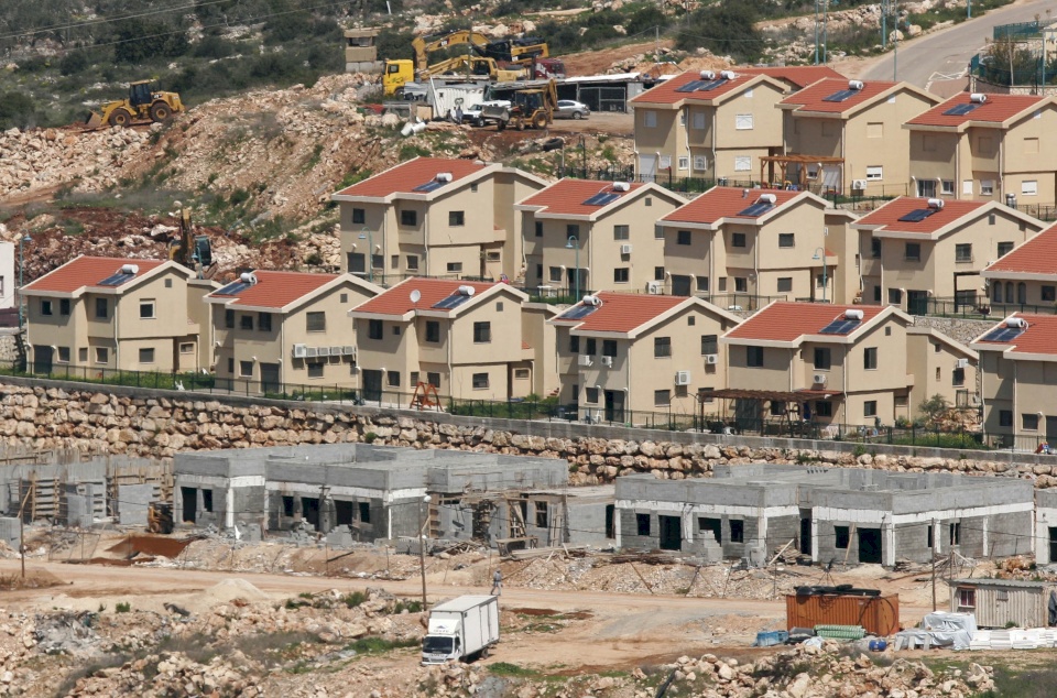 "الضم الزاحف".. الاحتلال يعزل ثلثي الضفة عن الفلسطينيين