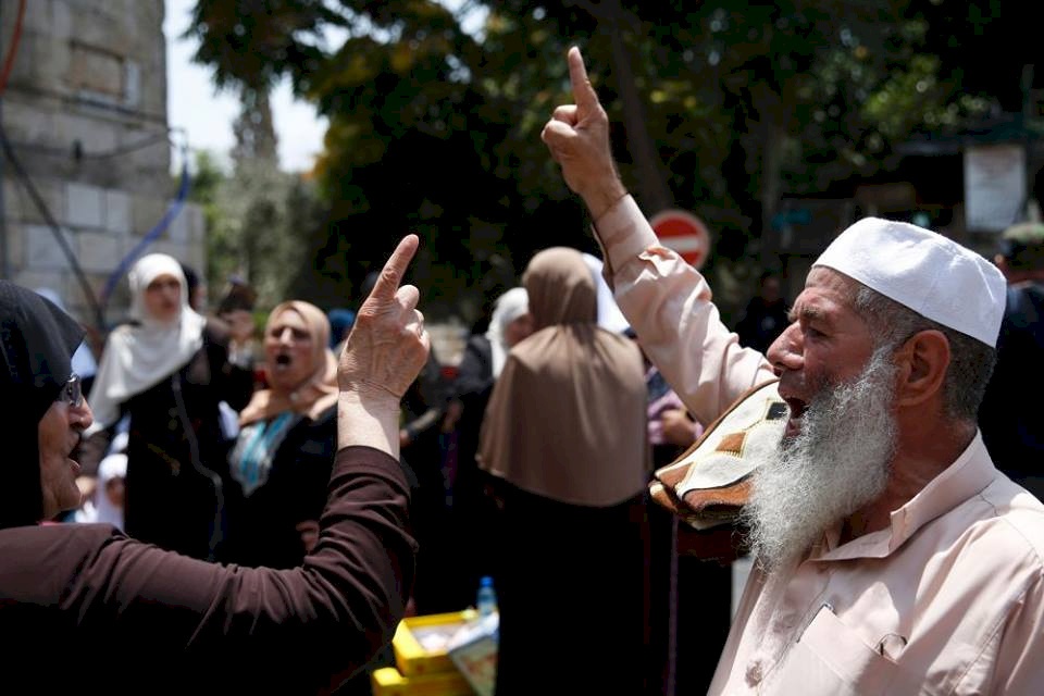المقدسيون يؤدون صلاة العصر قبالة باب الأسباط